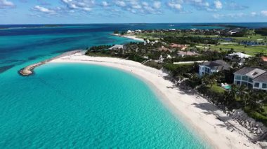 Nassau Bahama 'daki Cennet Adası' nda lahana kumsalı. Plaj manzarası. Liman Koyu Sahnesi. Şehir merkezinde. Nassau Bahama 'daki Cennet Adası' ndaki lahana plajı. İnanılmaz Karayip Denizi.