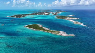 Staniel Cay Black Point Bahamalar 'daki Exuma Adaları' nda. Plaj manzarası. Mavi Suluboya 'nın tonları. Seyahat güzergahı. Kara Nokta Bahamalar 'daki Exuma Adalarındaki Staniel Cay. Doğa Deniz Burnu.