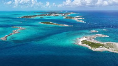 Staniel Cay Black Point Bahamalar 'da Exuma' da. Karayip silueti. Plaj manzarası. Mavi Suluboya 'nın tonları. Staniel Cay Black Point Bahamalar 'da Exuma' da. Doğa Arkaplanı.