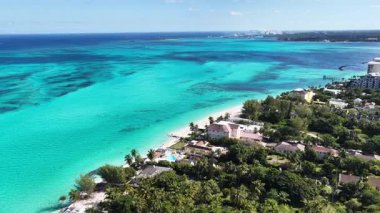 New Providence Bahamalar 'daki Nassau' da Cable Beach. Plaj manzarası. Şehir merkezinde. Seyahat güzergahı. Nassau 'daki Cable Beach New Providence Bahamas' da. Doğa Deniz Burnu.