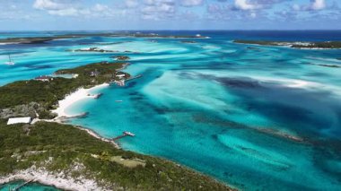 Exuma Skyline, Black Point Bahamalar 'da Exuma' da. Karayip Sahili. Tropik Manzara. Mavi Suluboya 'nın tonları. Exuma Skyline In Exuma In Black Point Bahamas. Yaz Seyahati.