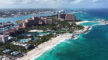 Atlantis Hotel Nassau, New Providence Bahama 'da. Resort Peyzaj. Plaj manzarası. Karayip Denizi. New Providence Bahamas 'daki Atlantis Oteli. Doğa Deniz Burnu.