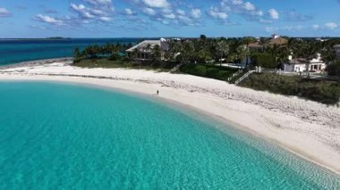 Nassau Bahama 'daki Cennet Adası' nda lahana kumsalı. Karayip silueti. Plaj manzarası. Highrise Binaları. Nassau Bahama 'daki Cennet Adası' ndaki lahana plajı. Doğa Arkaplanı.