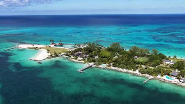 Bahamalar New Providence Bahamalar 'da Nassau' da Skyline. Plaj manzarası. Liman Koyu Sahnesi. Şehir merkezinde. Bahamalar Nassau 'da, Bahamalar' da, Bahamalar 'da. İnanılmaz Karayip Denizi.