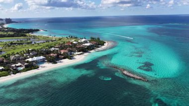 Nassau Bahamalar 'daki Cennet Adası' ndaki Arawak Sahili. Plaj manzarası. Liman Koyu Sahnesi. Şehir merkezinde. Nassau Bahama 'daki Cennet Adası' ndaki Arawak Plajı. İnanılmaz Karayip Denizi.