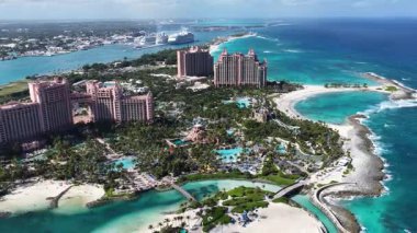 Atlantis Hotel Nassau, New Providence Bahama 'da. Resort Peyzaj. Plaj manzarası. Karayip Denizi. New Providence Bahamas 'daki Atlantis Oteli. Doğa Deniz Burnu.