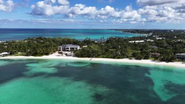 Bahamalar Nassau Bahamalar 'daki Cennet Adası' nda paraşütle atlıyor. Plaj manzarası. Liman Koyu Sahnesi. Şehir merkezinde. Bahamalar Nassau Bahamalar 'daki Cennet Adası' nda paraşütle atlıyor. İnanılmaz Karayip Denizi.