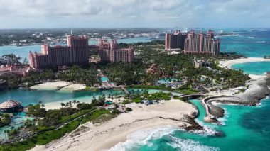 Bahamalar Nassau Bahamalar 'daki Cennet Adası' nda paraşütle atlıyor. Resort Peyzaj. Plaj manzarası. Karayip Denizi. Bahamalar Nassau Bahamalar 'ında Skyline. Doğa Deniz Burnu.