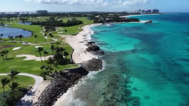 Nassau Bahama 'daki Cennet Adası' nda lahana kumsalı. Plaj manzarası. Liman Koyu Sahnesi. Şehir merkezinde. Nassau Bahama 'daki Cennet Adası' ndaki lahana plajı. İnanılmaz Karayip Denizi.
