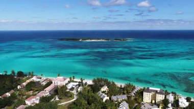 New Providence Bahamalar 'daki Nassau' da Cable Beach. Deniz Burnu Skyline. Şehir merkezi manzarası. Yaz Gezisi. Nassau 'daki Cable Beach New Providence Bahamas' da. Yükseklik Binaları.