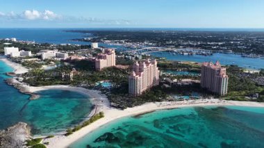 New Providence Bahamalar 'daki Paradise Island Skyline at Nassau. Karayip silueti. Plaj manzarası. Highrise Binaları. Nassau 'daki Paradise Island Skyline New Providence Bahamas' da. Doğa Arkaplanı.