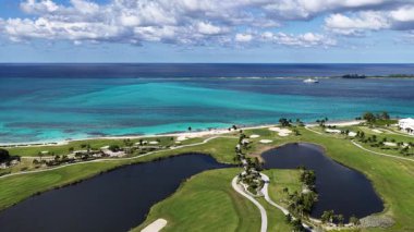 Nassau Bahama 'daki Cennet Adası' ndaki Cove Plajı. Çarpıcı şehir manzarası. Plaj manzarası. Highrise Binaları. Nassau Bahama 'daki Cennet Adası' ndaki Cove Plajı. Karayip Arkaplanı.