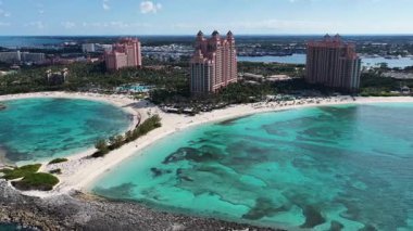New Providence Bahamalar 'daki Paradise Island Skyline at Nassau. Deniz Burnu Skyline. Şehir merkezi manzarası. Yaz Gezisi. Nassau 'daki Paradise Island Skyline New Providence Bahamas' da. Yükseklik Binaları.