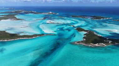Exuma Skyline, Black Point Bahamalar 'daki Exuma Adaları' nda. Çarpıcı şehir manzarası. Plaj manzarası. Mavi Suluboya 'nın tonları. Exuma Skyline Black Point Bahamalar 'daki Exuma Adaları' nda. Karayip Arkaplanı.