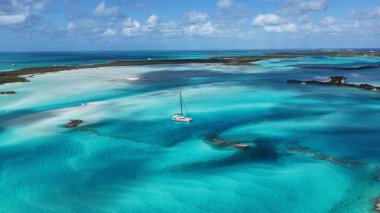 Exuma Skyline, Black Point Bahamalar 'daki Exuma Adaları' nda. Plaj manzarası. Mavi Suluboya 'nın tonları. Seyahat güzergahı. Exuma Skyline Black Point Bahamalar 'daki Exuma Adaları' nda. Doğa Deniz Burnu.