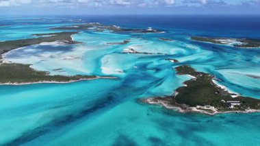 Exuma Skyline, Black Point Bahamalar 'da Exuma' da. Karayip Sahili. Tropik Manzara. Mavi Suluboya 'nın tonları. Exuma Skyline In Exuma In Black Point Bahamas. Yaz Seyahati.