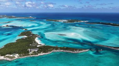 Exuma Skyline, Black Point Bahamalar 'da Exuma' da. Karayip Sahili. Tropik Manzara. Mavi Suluboya 'nın tonları. Exuma Skyline In Exuma In Black Point Bahamas. Yaz Seyahati.
