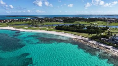 New Providence Bahamalar 'daki Paradise Island Skyline at Nassau. Deniz Burnu Skyline. Şehir merkezi manzarası. Yaz Gezisi. Nassau 'daki Paradise Island Skyline New Providence Bahamas' da. Yükseklik Binaları.