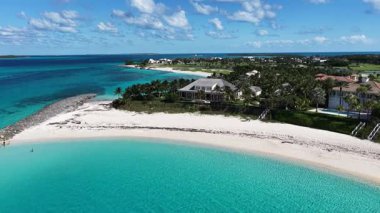 Nassau Bahama 'daki Cennet Adası' nda lahana kumsalı. Plaj manzarası. Liman Koyu Sahnesi. Şehir merkezinde. Nassau Bahama 'daki Cennet Adası' ndaki lahana plajı. İnanılmaz Karayip Denizi.