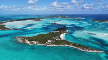 Exuma Skyline, Black Point Bahamalar 'da Exuma' da. Deniz Burnu Skyline. Mavi peyzajın gölgeleri. Yaz Gezisi. Exuma Skyline In Exuma In Black Point Bahamas. Yükseklik Binaları.