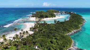 New Providence Bahamalar 'daki Nassau' daki Mavi Göl Adası. Plaj manzarası. Mavi Suluboya 'nın tonları. Seyahat güzergahı. New Providence Bahamalar 'daki Nassau' daki Mavi Göl Adası. Doğa Deniz Burnu.