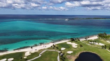 New Providence Bahamalar 'daki Paradise Island Skyline at Nassau. Karayip silueti. Plaj manzarası. Highrise Binaları. Nassau 'daki Paradise Island Skyline New Providence Bahamas' da. Doğa Arkaplanı.