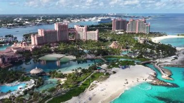 Bahamalar Nassau Bahamalar 'daki Cennet Adası' nda paraşütle atlıyor. Resort Peyzaj. Plaj manzarası. Karayip Denizi. Bahamalar Nassau Bahamalar 'ında Skyline. Doğa Deniz Burnu.