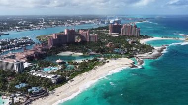 Bahamalar Nassau 'da, Bahamalar' da, Bahamalar 'da. Resort Peyzaj. Plaj manzarası. Karayip silueti. Bahama Skyline New Providence Bahama 'da. Doğa Sahnesi.