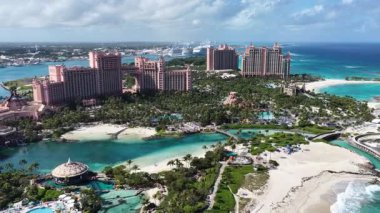 Bahamalar Nassau 'da, Bahamalar' da, Bahamalar 'da. Resort Peyzaj. Plaj manzarası. Karayip silueti. Bahama Skyline New Providence Bahama 'da. Doğa Sahnesi.