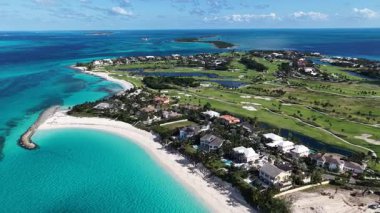New Providence Bahamalar 'daki Paradise Island Skyline at Nassau. Karayip silueti. Plaj manzarası. Highrise Binaları. Nassau 'daki Paradise Island Skyline New Providence Bahamas' da. Doğa Arkaplanı.