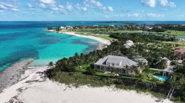 Nassau Bahama 'daki Cennet Adası' nda lahana kumsalı. Plaj manzarası. Şehir merkezinde. Seyahat güzergahı. Nassau Bahama 'daki Cennet Adası' ndaki lahana plajı. Doğa Deniz Burnu.