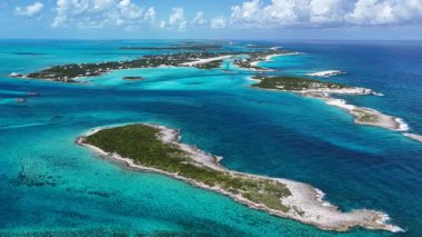 Staniel Cay Black Point Bahamalar 'da Exuma' da. Deniz Burnu Skyline. Mavi peyzajın gölgeleri. Yaz Gezisi. Staniel Cay Black Point Bahamalar 'da Exuma' da. Yükseklik Binaları.