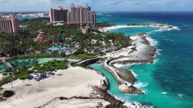 Nassau Bahama 'daki Cennet Adası' ndaki Atlantis Oteli. Plaj manzarası. Resort Scenery 'de. Şehir merkezinde. Nassau Bahamalar 'daki Atlantis Oteli. Karayip Arkaplanı.