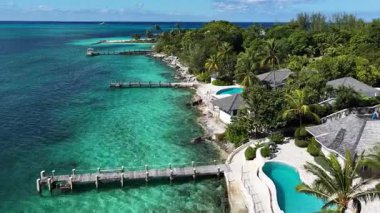 Bahamalar New Providence Bahamalar 'da Nassau' da Skyline. Plaj manzarası. Liman Koyu Sahnesi. Şehir merkezinde. Bahamalar Nassau 'da, Bahamalar' da, Bahamalar 'da. İnanılmaz Karayip Denizi.