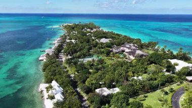 New Providence Bahamalar 'daki Nassau' da Clifton Körfezi. Deniz Burnu Skyline. Şehir merkezi manzarası. Yaz Gezisi. New Providence Bahamalar 'da, Nassau' daki Clifton Körfezi. Yükseklik Binaları.