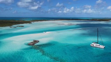 Exuma Skyline, Black Point Bahamalar 'da Exuma' da. Karayip silueti. Plaj manzarası. Mavi Suluboya 'nın tonları. Exuma Skyline In Exuma In Black Point Bahamas. Doğa Arkaplanı.