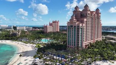 Nassau Bahamalar 'daki Cennet Adası' nda Nassau Skyline. Plaj manzarası. Şehir merkezinde. Seyahat güzergahı. Nassau Bahamalar 'daki Cennet Adası' nda Nassau Skyline. Doğa Deniz Burnu.