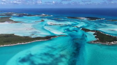Exuma Skyline, Black Point Bahamalar 'da Exuma' da. Deniz Burnu Skyline. Mavi peyzajın gölgeleri. Yaz Gezisi. Exuma Skyline In Exuma In Black Point Bahamas. Yükseklik Binaları.