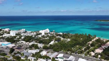 New Providence Bahamalar 'daki Nassau' da Cable Beach. Çarpıcı şehir manzarası. Plaj manzarası. Highrise Binaları. Nassau 'daki Cable Beach New Providence Bahamas' da. Karayip Arkaplanı.