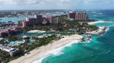Nassau Bahama 'daki Cennet Adası' ndaki Atlantis Oteli. Plaj manzarası. Resort Scenery 'de. Şehir merkezinde. Nassau Bahamalar 'daki Atlantis Oteli. Karayip Arkaplanı.