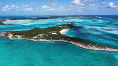 Exuma Skyline, Black Point Bahamalar 'daki Exuma Adaları' nda. Plaj manzarası. Liman Koyu Sahnesi. Mavi Suluboya 'nın tonları. Exuma Skyline Black Point Bahamalar 'daki Exuma Adaları' nda. İnanılmaz Karayip Denizi.