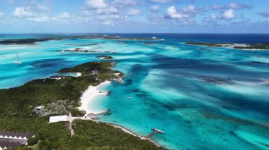 Exuma Skyline, Black Point Bahamalar 'da Exuma' da. Karayip silueti. Plaj manzarası. Mavi Suluboya 'nın tonları. Exuma Skyline In Exuma In Black Point Bahamas. Doğa Arkaplanı.