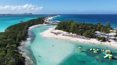 New Providence Bahamalar 'daki Nassau' daki Mavi Göl Adası. Plaj manzarası. Mavi Suluboya 'nın tonları. Seyahat güzergahı. New Providence Bahamalar 'daki Nassau' daki Mavi Göl Adası. Doğa Deniz Burnu.