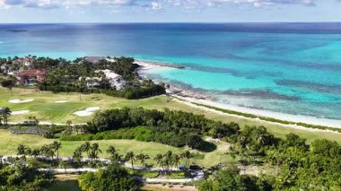 New Providence Bahamalar 'daki Paradise Island Skyline at Nassau. Karayip Sahili. Tropik Manzara. Çarpıcı Yükseliş Binaları. Nassau 'daki Paradise Island Skyline New Providence Bahamas' da. Yaz Seyahati.