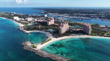 Nassau Bahamalar 'daki Cennet Adası' nda Nassau Skyline. Plaj manzarası. Şehir merkezinde. Seyahat güzergahı. Nassau Bahamalar 'daki Cennet Adası' nda Nassau Skyline. Doğa Deniz Burnu.