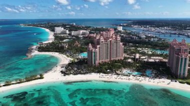 Bahamalar Nassau Bahamalar 'daki Cennet Adası' nda paraşütle atlıyor. Plaj manzarası. Liman Koyu Sahnesi. Şehir merkezinde. Bahamalar Nassau Bahamalar 'daki Cennet Adası' nda paraşütle atlıyor. İnanılmaz Karayip Denizi.