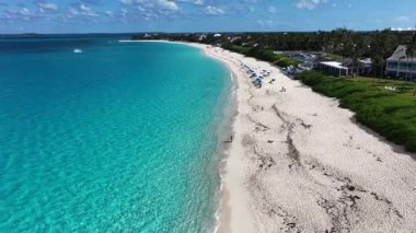 Nassau Bahama 'daki Cennet Adası' nda lahana kumsalı. Karayip silueti. Plaj manzarası. Highrise Binaları. Nassau Bahama 'daki Cennet Adası' ndaki lahana plajı. Doğa Arkaplanı.