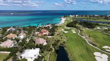 Bahamalar Nassau Bahamalar 'daki Cennet Adası' nda paraşütle atlıyor. Plaj manzarası. Liman Koyu Sahnesi. Şehir merkezinde. Bahamalar Nassau Bahamalar 'daki Cennet Adası' nda paraşütle atlıyor. İnanılmaz Karayip Denizi.