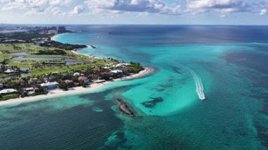 Bahamalar Nassau Bahamalar 'daki Cennet Adası' nda paraşütle atlıyor. Çarpıcı şehir manzarası. Plaj manzarası. Highrise Binaları. Bahamalar Nassau Bahamalar 'daki Cennet Adası' nda paraşütle atlıyor. Karayip Arkaplanı.