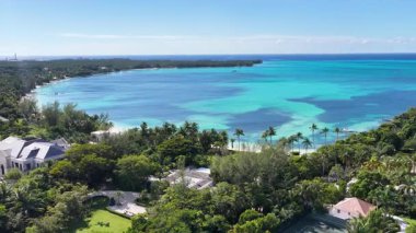 Nassau Bahamalar 'daki Cennet Adası' nda Nassau Skyline. Plaj manzarası. Şehir merkezinde. Seyahat güzergahı. Nassau Bahamalar 'daki Cennet Adası' nda Nassau Skyline. Doğa Deniz Burnu.